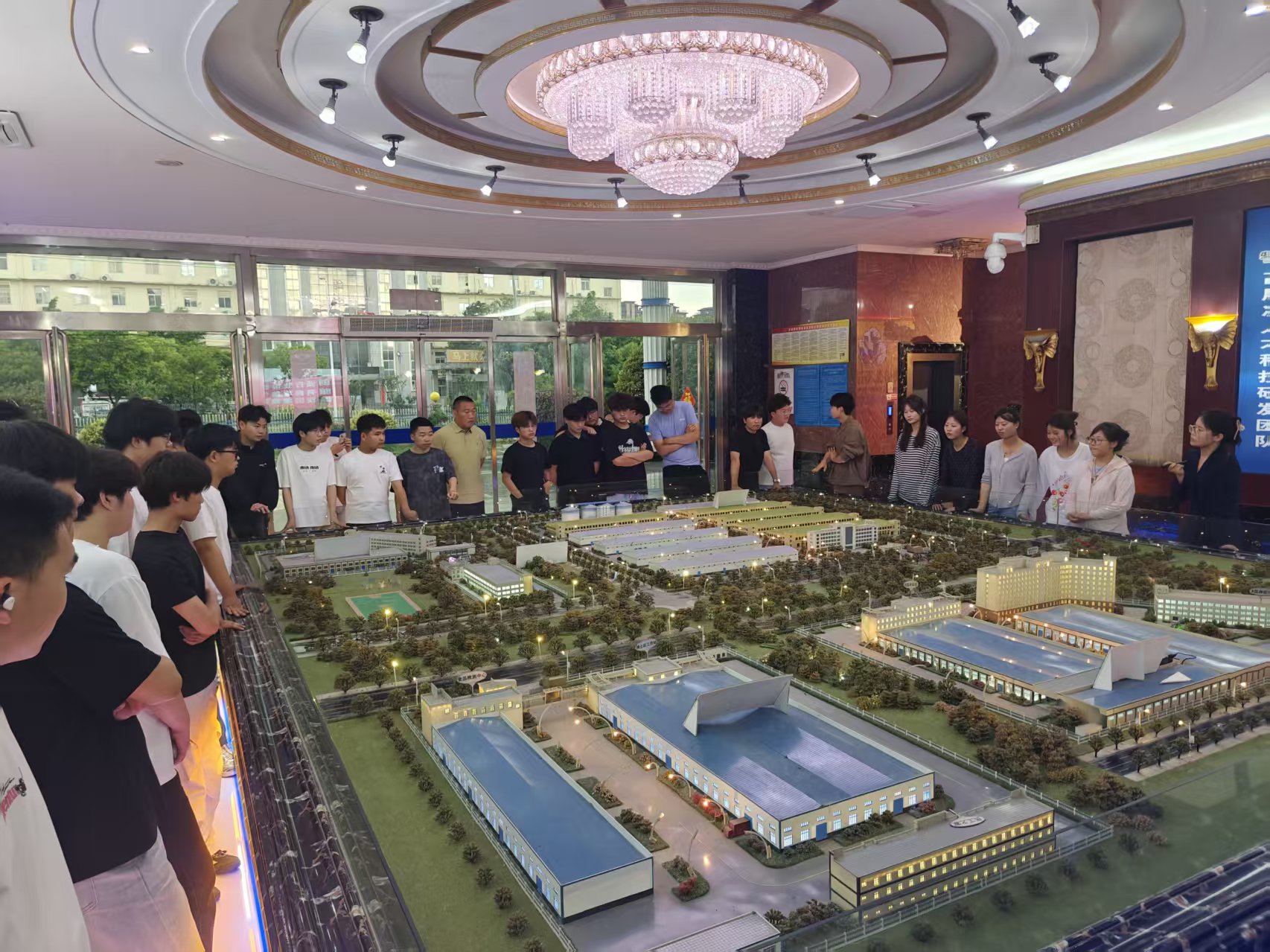 阜阳科技工程学校师生走进强旺集团 共探产教融合新路径
